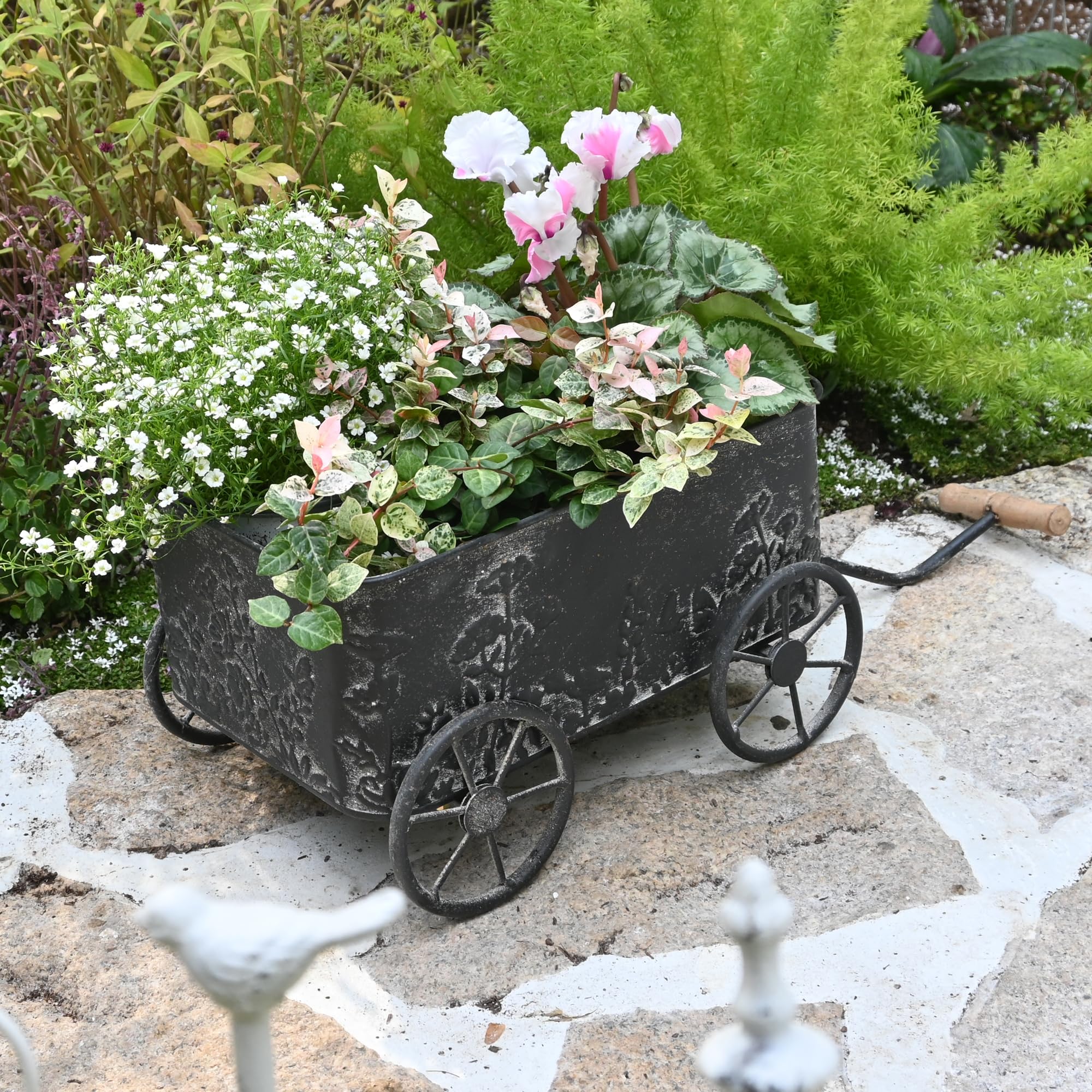 Zokyntrix Flower Cart with Wooden Handles, Metal Wagon Planters for Outdoor Plants, Garden Planter with Wagon Wheels, Decorative Wheelbarrow, Plant Cart for Patio Garden Balcony